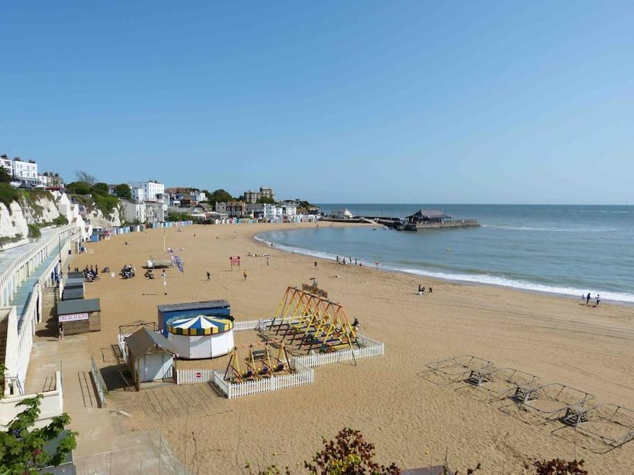 דירות ברודסטיירס Amazing Sea Views And Much More…. מראה חיצוני תמונה